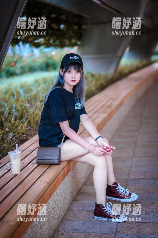 Akisoso秋楚楚 当Akisoso秋楚楚遇上灰丝,图包的下载过程就像一场没头没尾的戏。