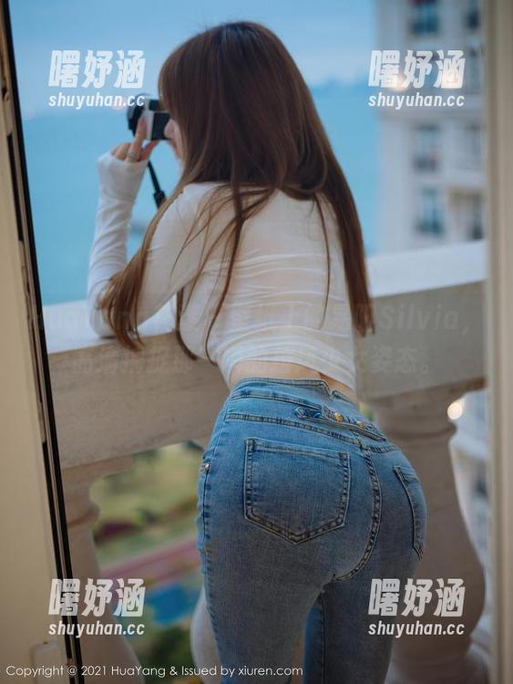 HuaYang花漾 - 壁纸上的易阳Silvia，高清捕捉那一瞬的拉风少女姿态。