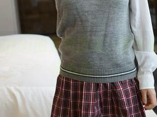 哈哈，ROSI的免费图集，看学妹用制服挠心底！
