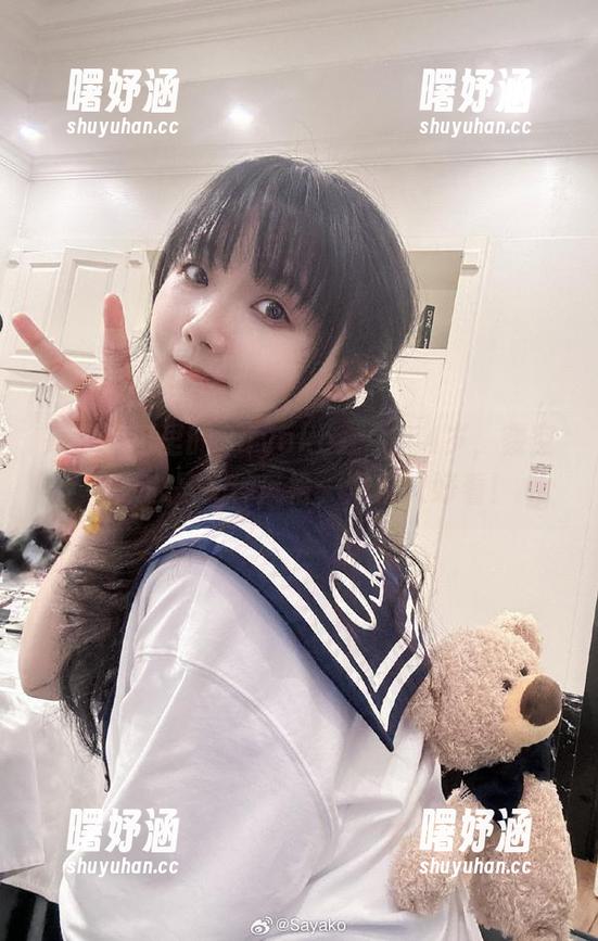 高清图包里的Sayako＿今年4岁，镂空好像也是一种风格，滑稽又好看！
