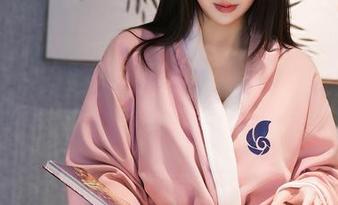 Xiuren秀人网 – 在Cherry樱桃酱的眼镜私拍套图中，竟然窥探到了搞怪的一面？