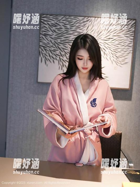 Xiuren秀人网 - 在Cherry樱桃酱的眼镜私拍套图中，竟然窥探到了搞怪的一面？