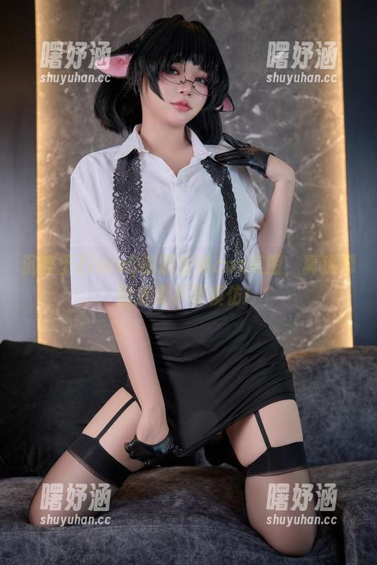 沉醉于ZinieQ的职业装cos美图，真犹豫到底要不要模仿！