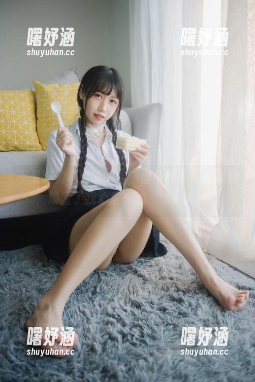 不呆猫的私房黑旗袍，脖子以下的过膝袜，唤醒了我心底里的“小心思”。