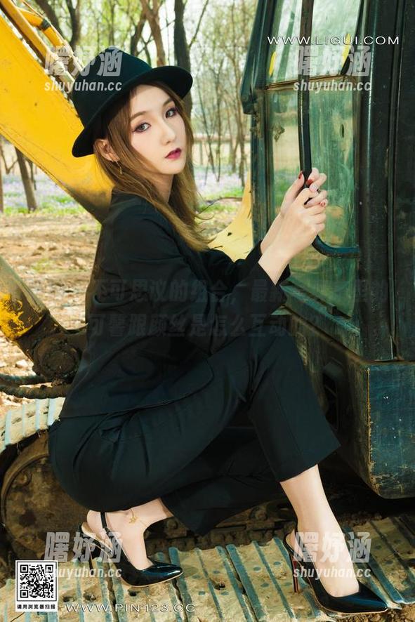丽柜 - 不可思议的组合，最新写真集里的可馨跟颜丝是怎么互动的？