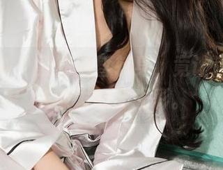 克拉女神 – 慕菲短暂转身，竟让这精选皮衣散发如此光彩。
