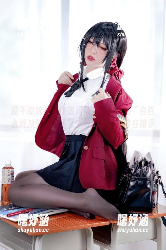 半半子 能不能给我一些时间消化半半子的“白百合姬冲野真夜子”?每张美图都像在暗示什么心事。