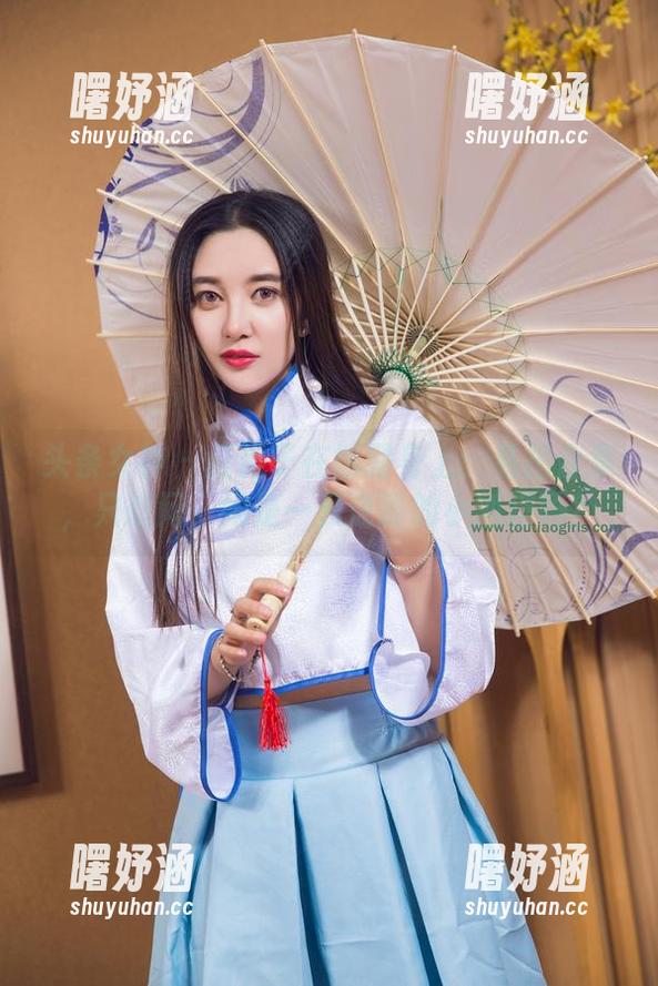 头条女神 - 红裙子在娜露身上：私拍合集，只想问，她是一只迷路的小狐狸吗？