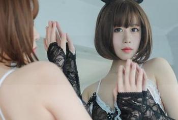 奈汐酱Nice又来了，最新图包里的美脚完美到让人无话可说！