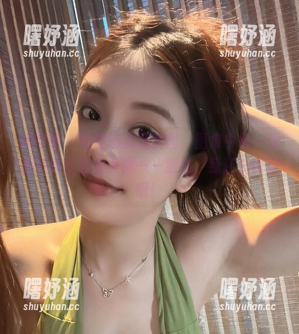 微密圈 - 奶雯的泳装美图，图集中每一张都有种安谧的美丽——别急，我还没说完呢！