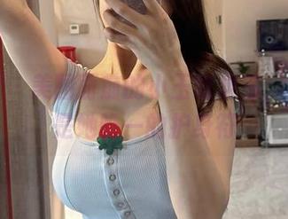 微密圈 – 美图面前的小玉吃果冻，牛仔裤是她唯一的护身符