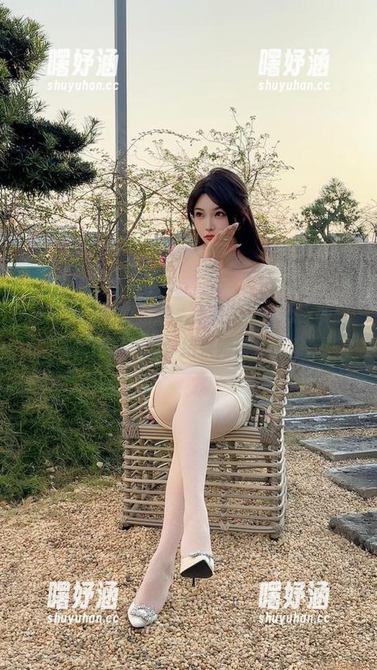 微密圈 - 更新出炉，徐莉芝“专心”聆听姐姐的小提琴，结果她自己在走神