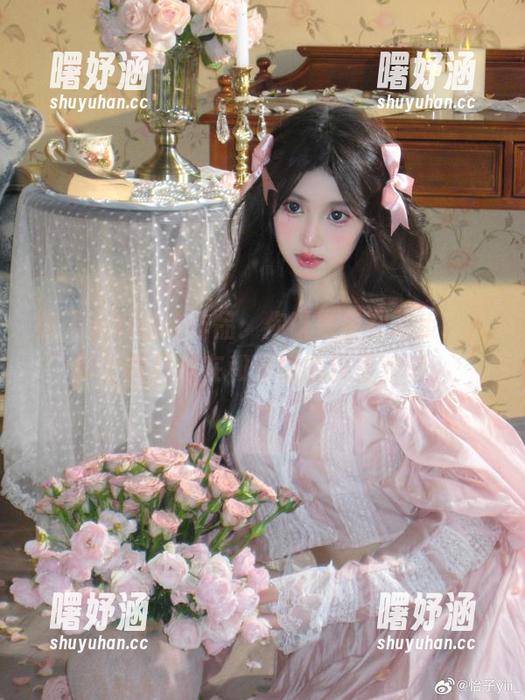 怡子yiii运动作品：你以为我在跑步，实际上我只是在和旁边的汉堡对峙。