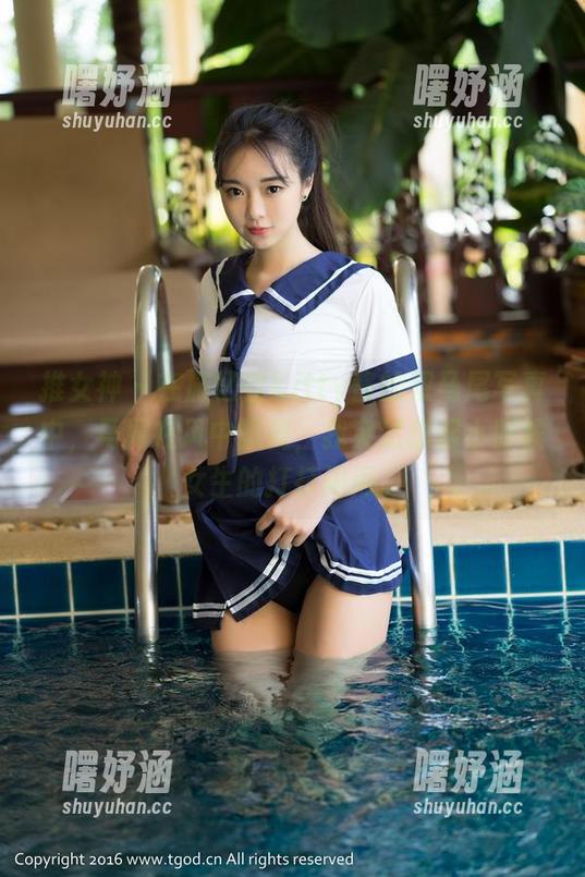 推女神 - 在施忆佳Kitty酱的双马尾写真中，马尾在风中飘舞，我突然想起小时候女生的打打闹闹。