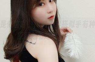 图片里是依酱吖，jk制服穿搭似乎有种魔力，原图越看越想点开！