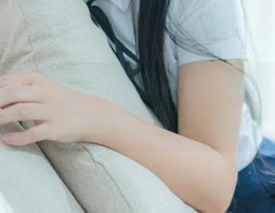 果团网 – 定制周大萌的灰丝作品，真想用它做内搭发明‘新日常’。