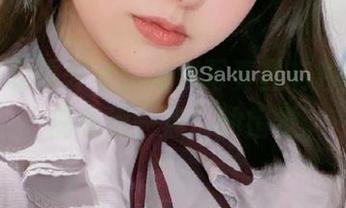 樱群的和服外套，高清写真里有种微妙的“离我远一点”的错觉。