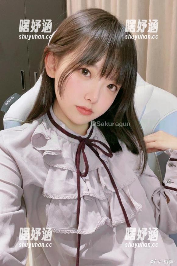 樱群的和服外套，高清写真里有种微妙的“离我远一点”的错觉。