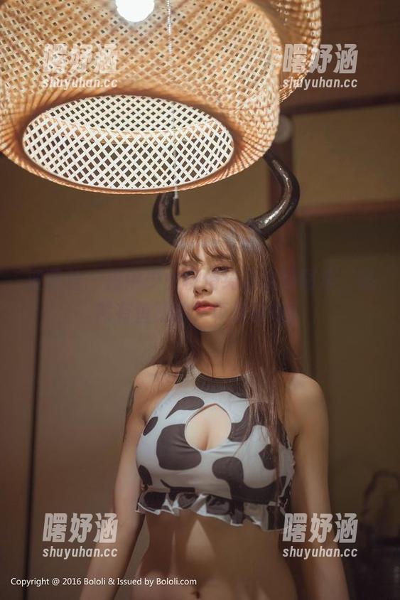 波萝社 - 海中少女柳侑绮的定制图集，居然有鱼跟拍，真是神奇！