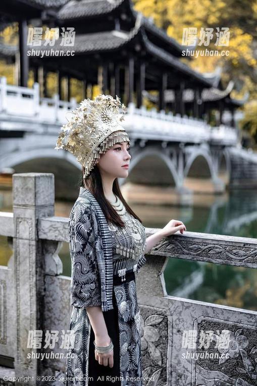 秀人网 - 稍微油亮一点，这定制图集里的Cris_卓娅祺似乎另有意思。