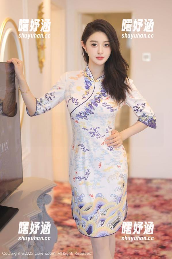 秀人网-Emily尹菲 秀人网 - 来看吧,图包里的毛衣组合有点意思,Emily尹菲也很会搭上牌!