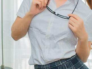 秀人网 – 小小白思宜最新厨娘更新，煮饭美味与麻烦齐上阵！