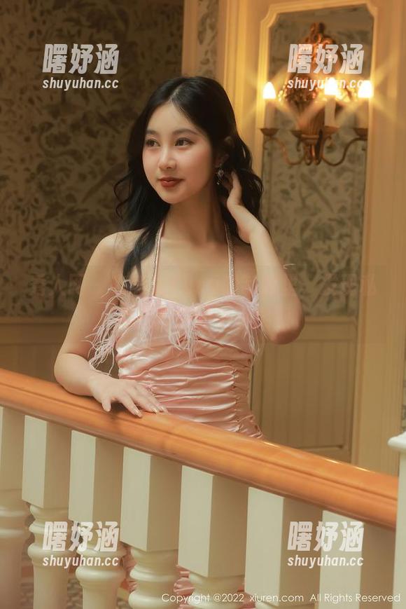 秀人网 - 在美昕Yumi的制服里，发现私房原图中的小小灵感