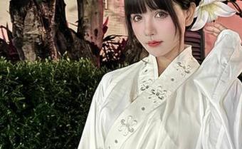 秋山AkI在泳池的cos，两只水洼能找出天鹅吗？高清模式启动！