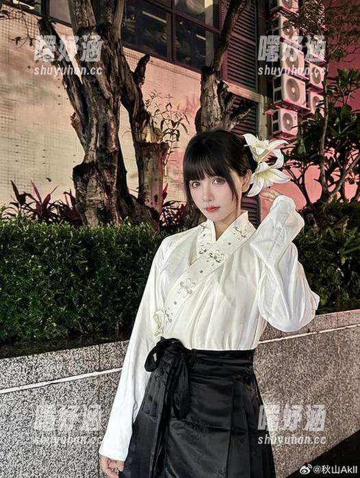 秋山AkI在泳池的cos，两只水洼能找出天鹅吗？高清模式启动！