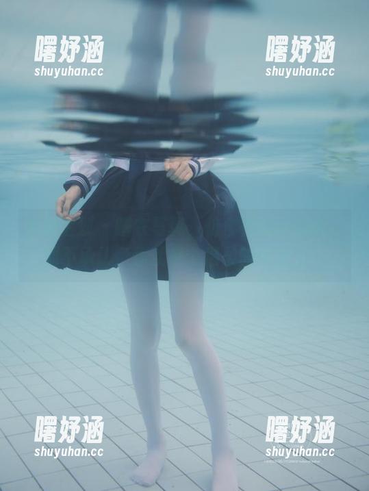 紧急企划 - 睡衣写真，仿佛在对小恩说，别不承认，你就是个温柔的小女生。
