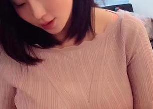 微密圈 – 选中的就是紫色哒豚豚，纯白主题，似乎让人停下了一种无聊的期待。