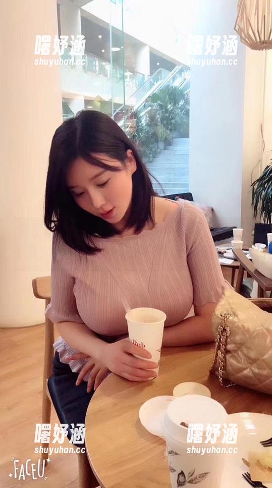 微密圈 - 选中的就是紫色哒豚豚，纯白主题，似乎让人停下了一种无聊的期待。