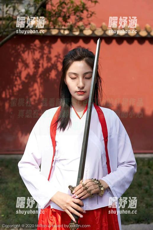 蜜桃社 - 我看陆萱萱Cecilia的红裙作品：真想在她旁边转圈圈，不泄露我的小心思!