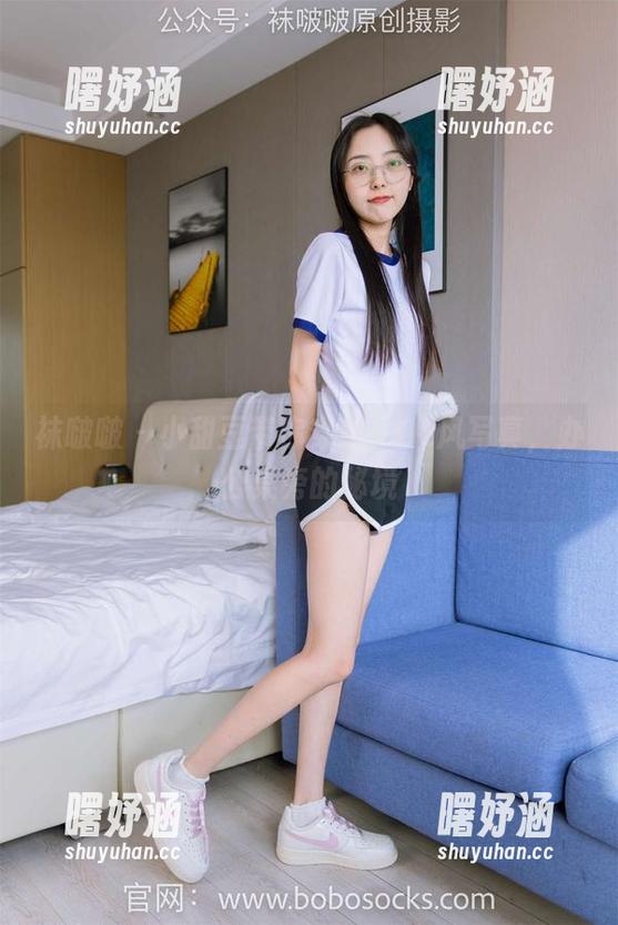 袜啵啵 - 小甜豆带你穿越，OL风写真，办公桌旁的秘境