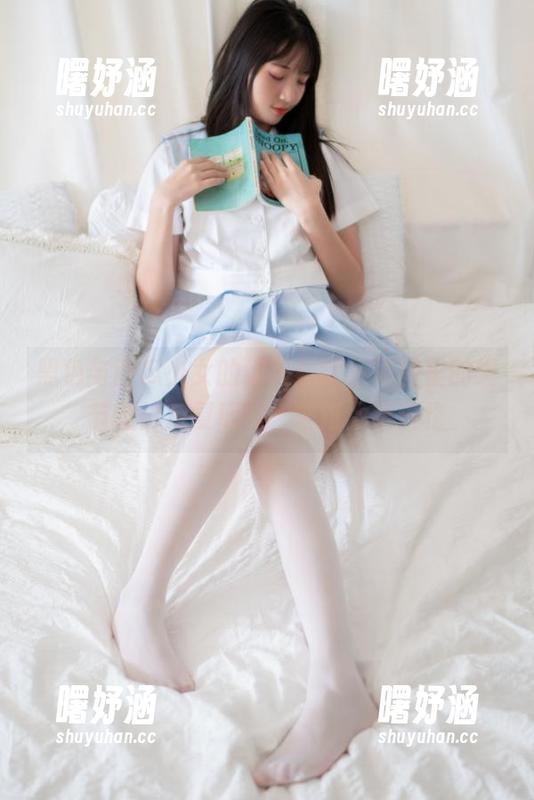 黑色与西瓜少女的浪漫纠缠，原图里的细节值得反复玩味，壁纸太有逼格