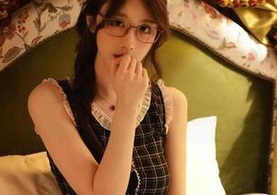 微密圈 – 吊带图册秀，轩子巨二兔的样子似乎在跟我说“看这边”。