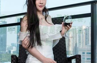 青豆客 – 施忆佳Kitty酱的泳装，图片里的浪漫与波澜，更像是在质问我：“你敢下水吗？”