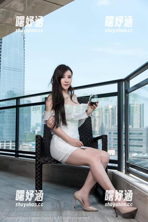 青豆客 - 施忆佳Kitty酱的泳装，图片里的浪漫与波澜，更像是在质问我：“你敢下水吗？”