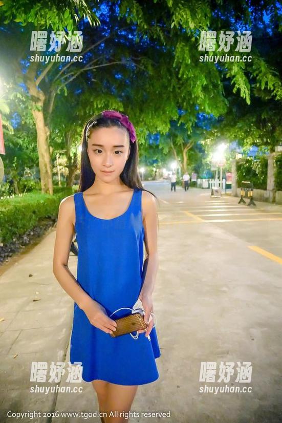 青豆客 - 少女般的调皮，谭晓彤的作品照片：你猜她在想什么？