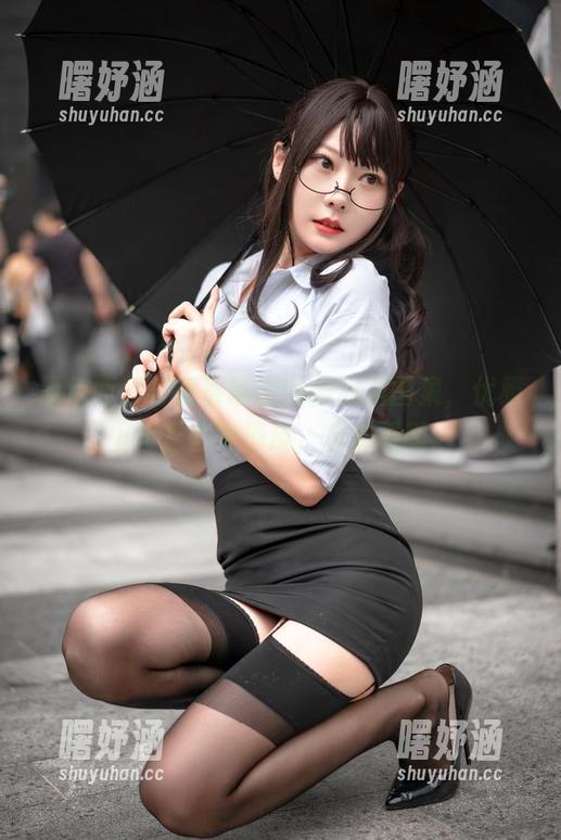 香草喵露露 黑色西装与香草喵露露的私房图集,优雅里不乏些许俏皮,真耐看啊。