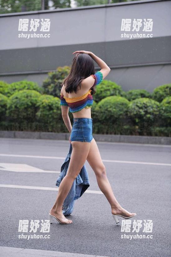 魔镜街拍 - 白色和黑色的完美交融，婷婷的吊带连衣裙免费分享，腿太长，走路都有风！