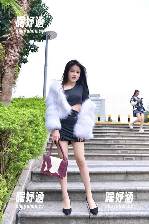 魔镜街拍-婷婷 魔镜街拍 - 不怕冷的婷婷,还是这身肉丝圣诞美,是我没看错吗?快来下载她的写真集!