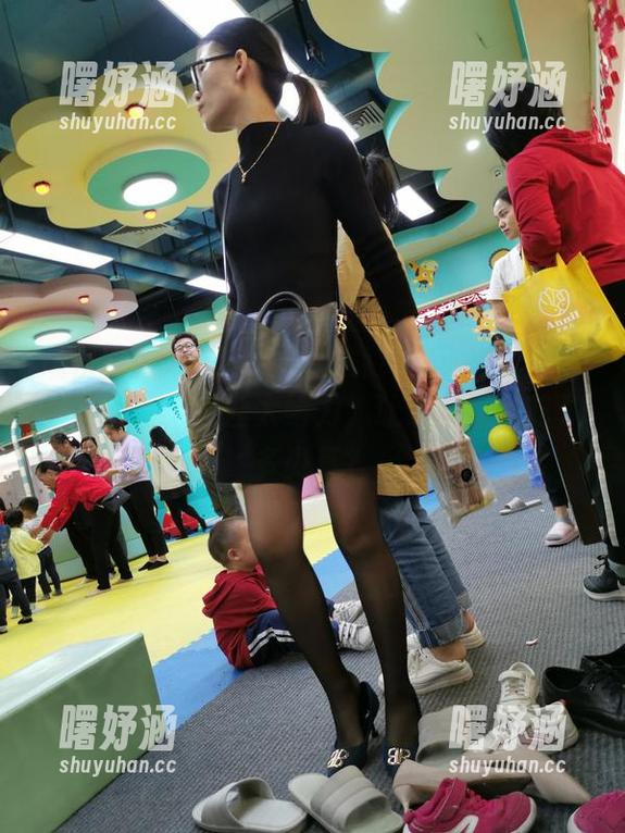 魔镜街拍 - 这身材没话说！艾小青最新超短裙套图，肉丝太给力，让人想问：吃了多少草？