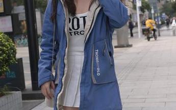 肉丝小姐姐如何征服足球场？魔镜街拍的免费合集告诉你，口罩挡不住的微笑！