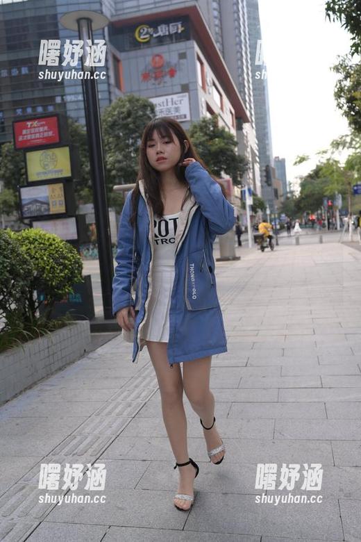 肉丝小姐姐如何征服足球场？魔镜街拍的免费合集告诉你，口罩挡不住的微笑！