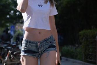 在魔镜街拍，黑丝美女的OL范儿，又一个精选会让你晕的作品。