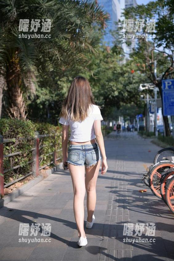魔镜街拍秀场：长腿小姐姐与油亮丝袜的完美组合，下载几张逃避现实吧！